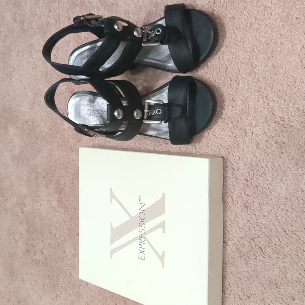 Expression sandals